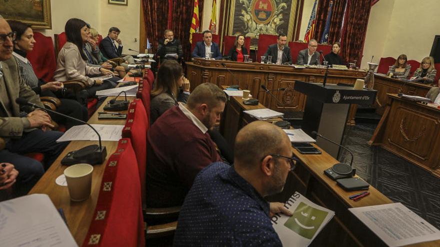 El pleno municipal de ayer, con el concejal no adscrito, Eduardo García-Ontiveros, sentado al lado del PSOE.