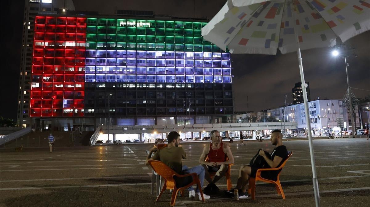 zentauroepp54477477 the city hall in the israeli coastal city of tel aviv is lit200814203333