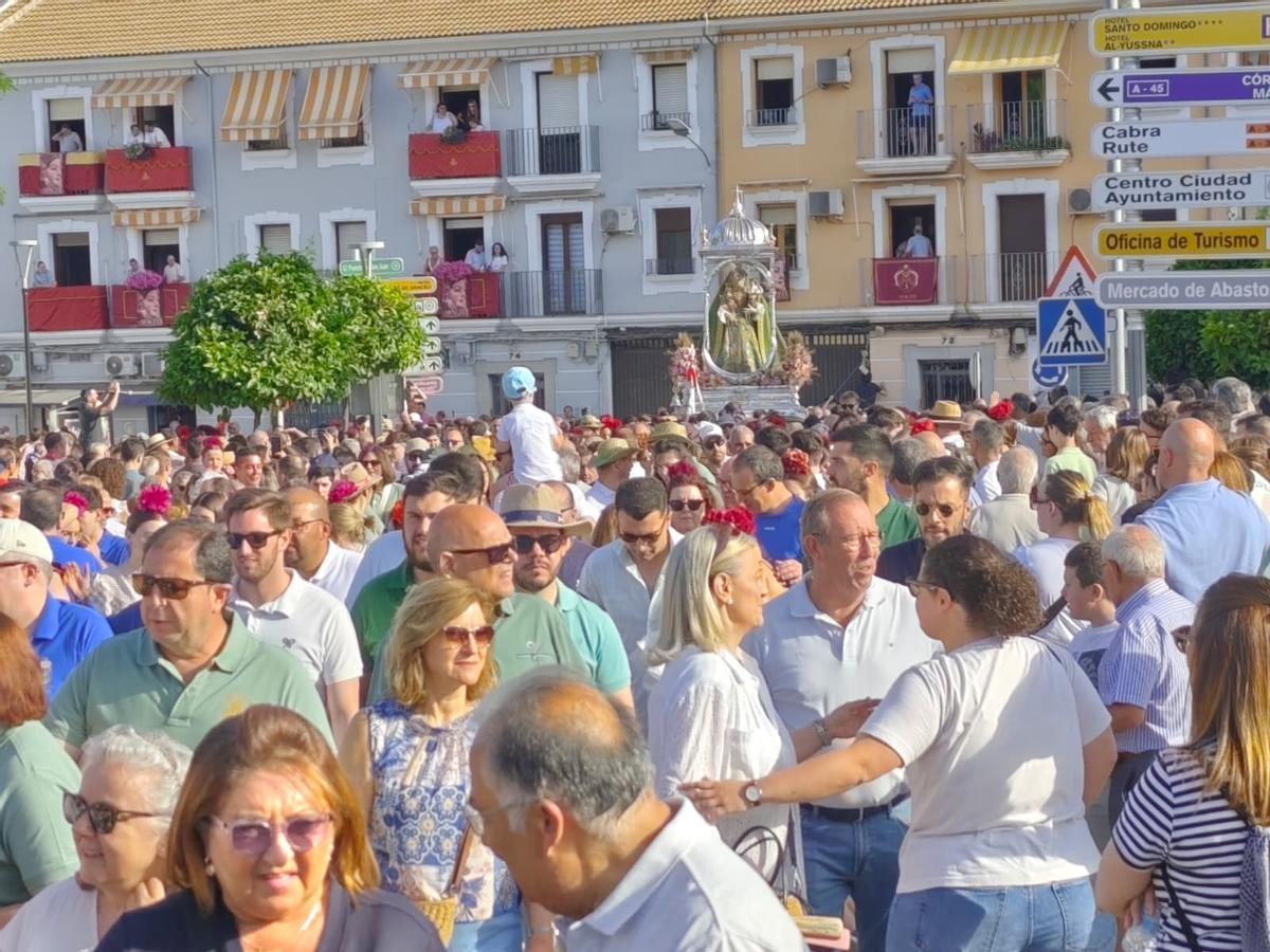 Una multitud acompaña a la Virgen de Araceli en su recorrido por las calles de Lucena.