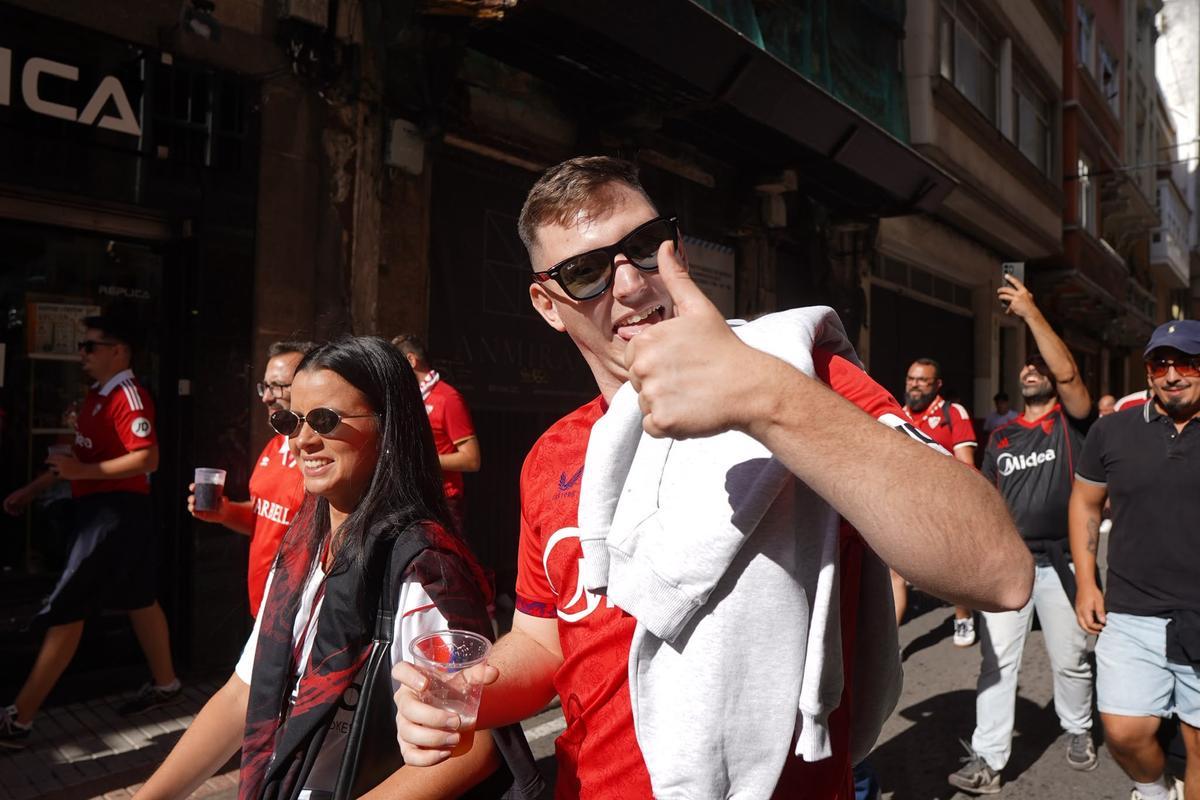 Aficionados del Sevilla por las calles de A Coruña antes del partido del Deportivo Aficionados del Sevilla por las calles de A Coruña antes del partido del Deportivo