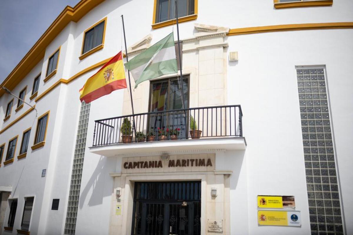Banderas a media asta en la sede de la Capitanía Marítima de Huelva, este mismo viernes, tras saberse la muerte de dos guardias civiles durante una persecución a una narcolancha.
