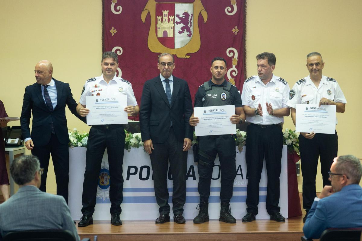 Galería | Así ha sido la entrega de distinciones a los agentes de la Policía Local de Cáceres por la festividad de la Virgen del Carmen