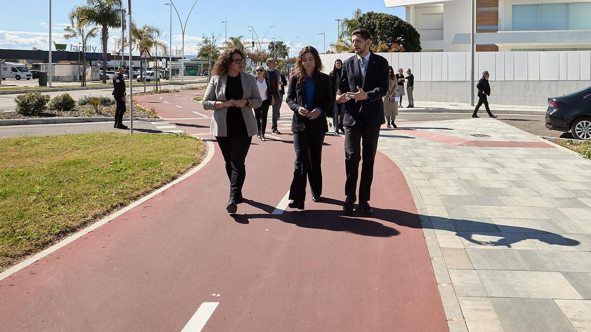 Rosario Sánchez, entre Alícia Izquierdo y José Manuel Prieto, en una de las obras concluidas de los planes de sostenibilidad turística de Gandia.