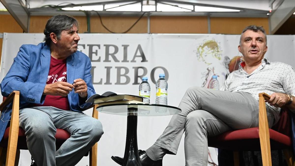 Manuel Vilas (derecha) y Bernardo Ríos, este sábado en la presentación de 'Nosotros' en la Feria del Libro de Córdoba.