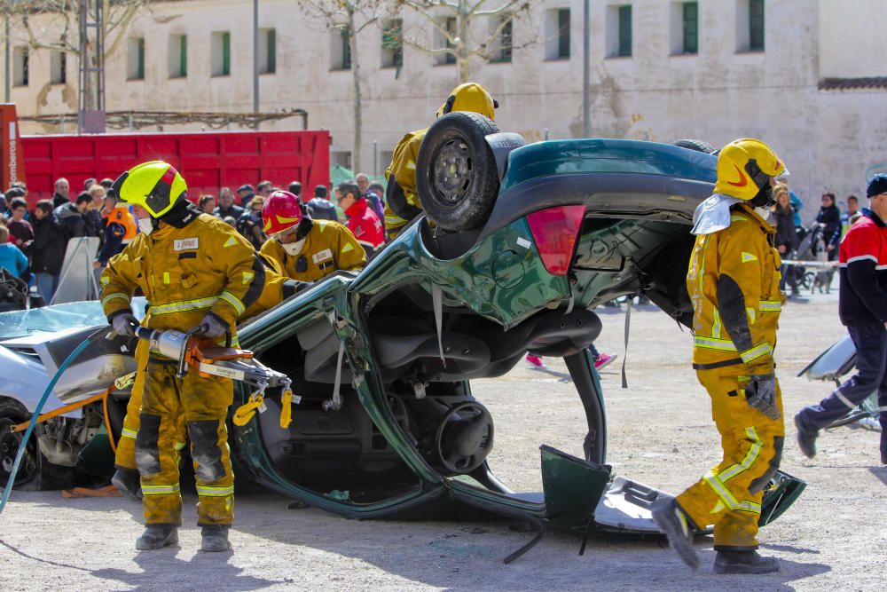 Los bomberos protagonizan rescatan a dos personas tras un accidente de tráfico ante numeroso público