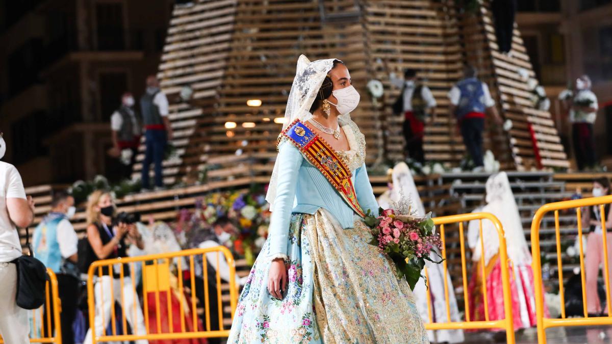 Búscate en el primer día de la ofrenda por la Calle Caballeros de las 21:00 a las 22:00