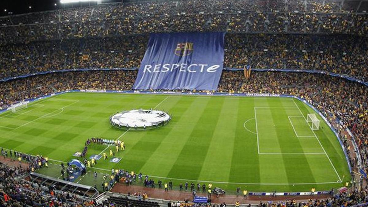 El Barça pidió &quot;respeto&quot; a la UEFA con una enorme pancarta y las gradas se llenaron de 'estelades'