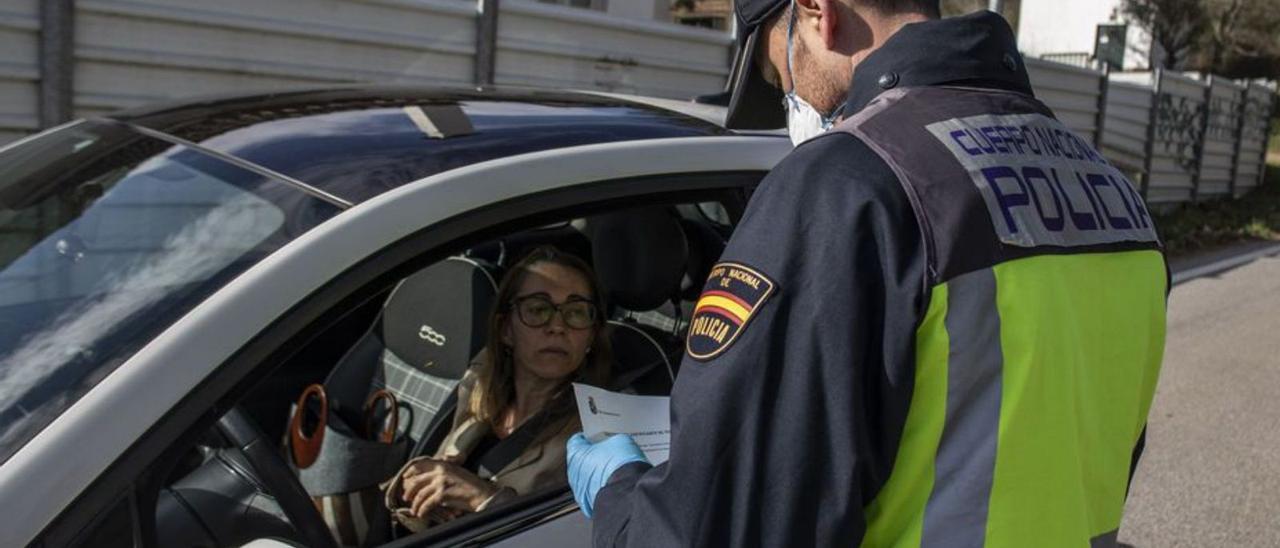 Un agente controla el paso durante el cierre por la pandemia. |