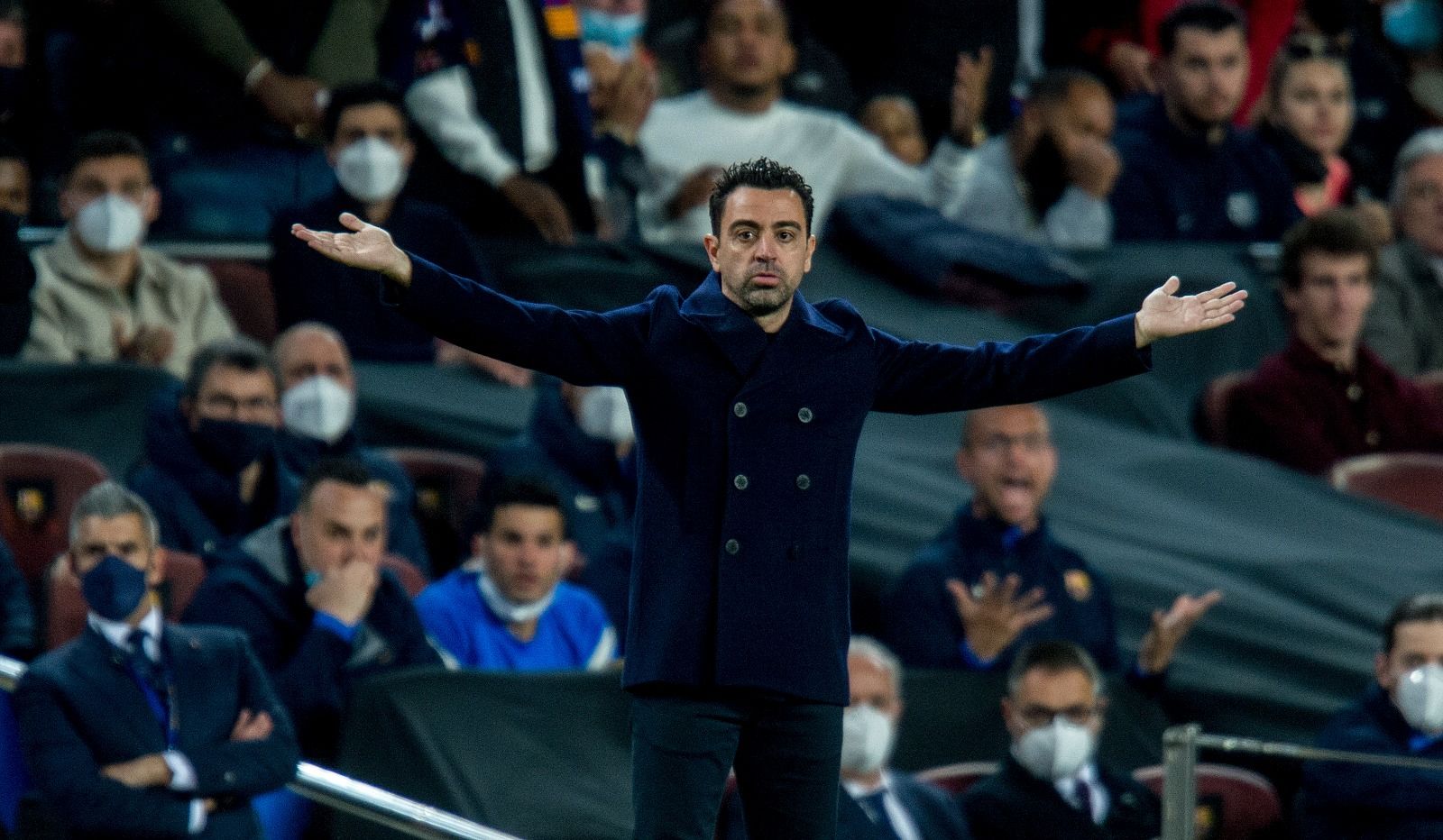 Xavi se lamenta durante el Barça-Nápoles de la Europa League en el Camp Nou.