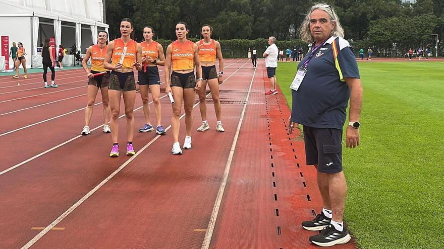 El técnico gandiense con un relevo femenino de España, este miércoles, en China