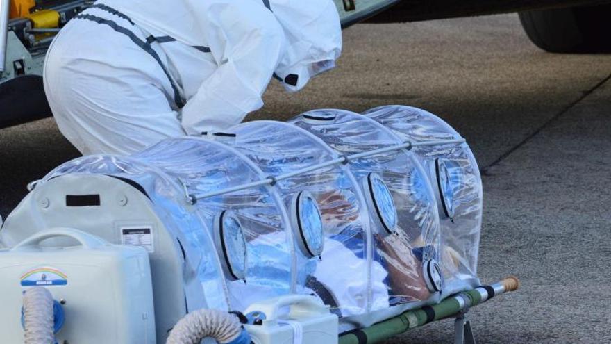 Sanitarios trasladan al misionero García Viejo, fallecido por ébola.