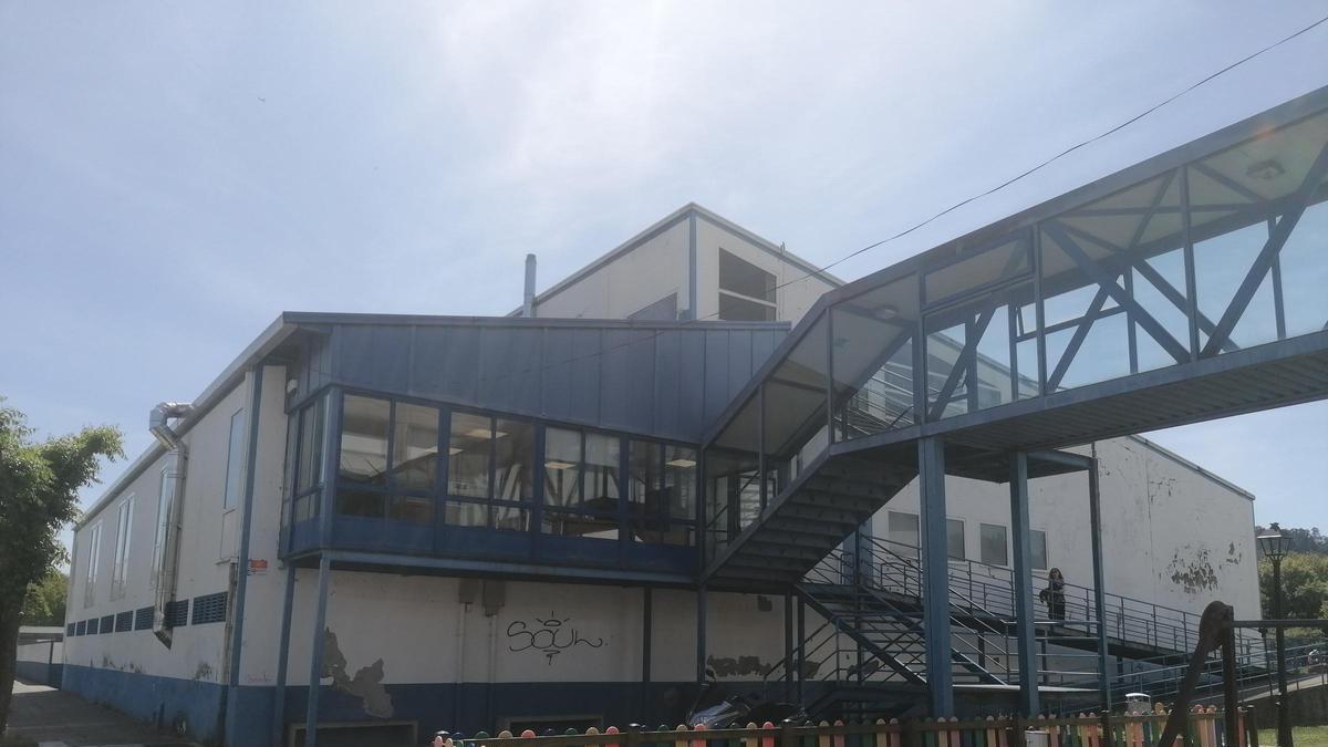 Exterior de la piscina municipal de Betanzos, en O Carregal.