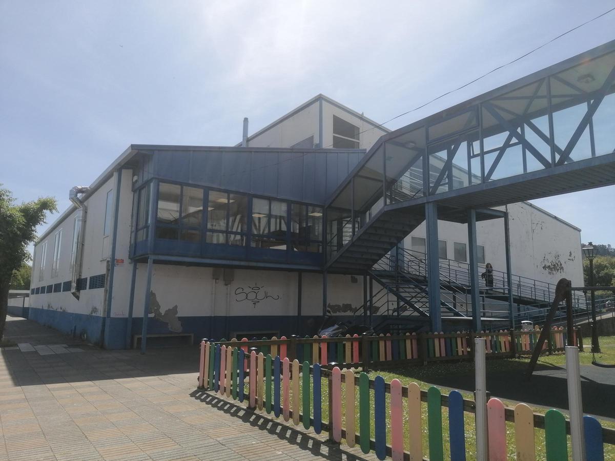Exterior de la piscina municipal de Betanzos, en O Carregal.