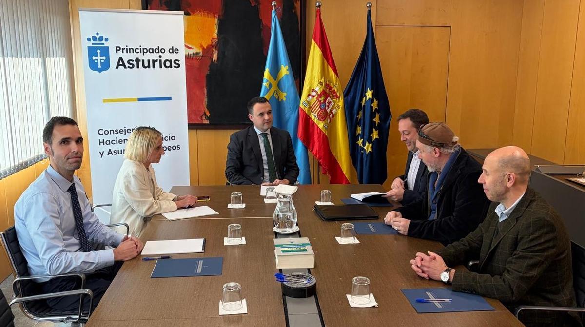 Sergio Cantero, Mar García Salgado y Guillermo Peláez con los representantes de la patronal de las gasolineras.