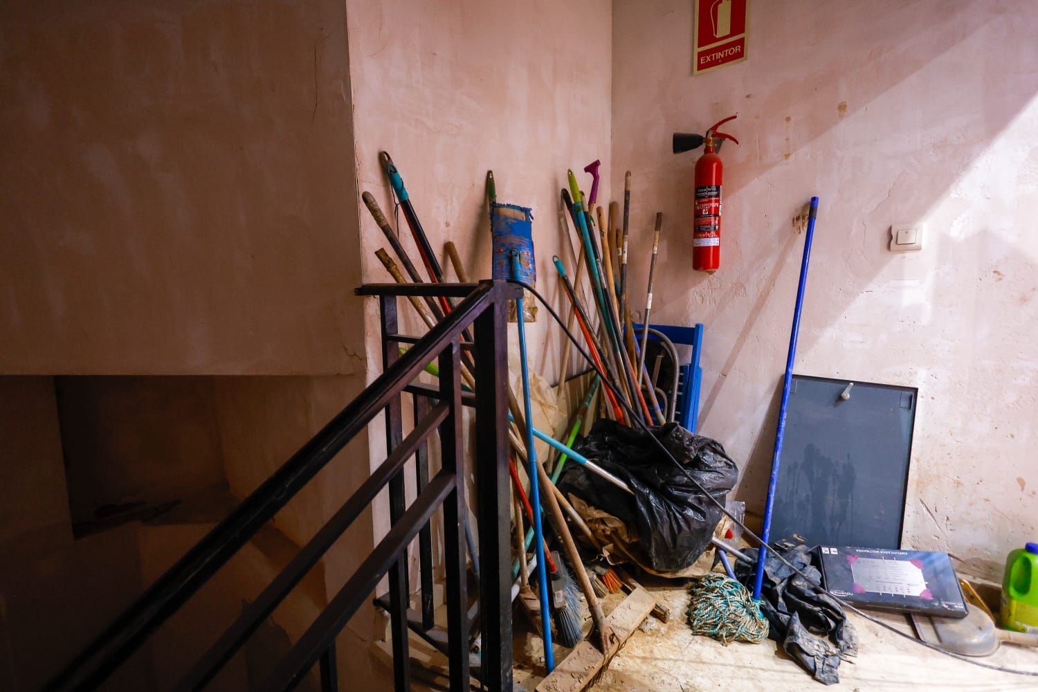 Vecinos de Albal denuncian que el edificio sigue igual 10 meses después