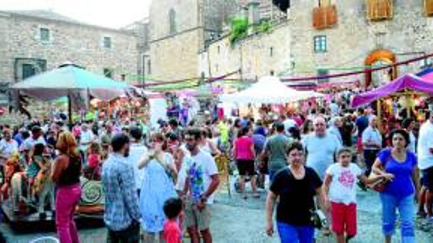 Artesanía, frutas, verduras y música llenan las calles del centro histórico