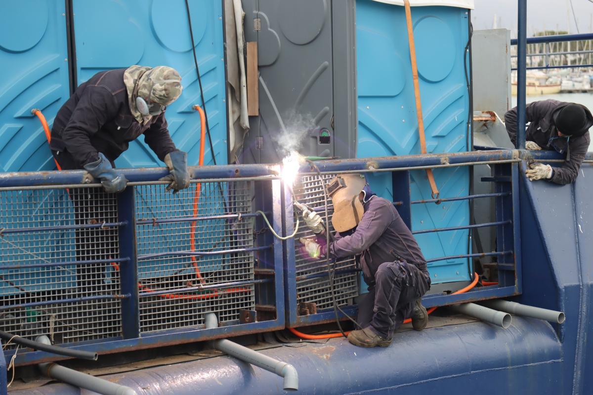 Mantenimiento de barco humanitario en el astillero de Burriana.