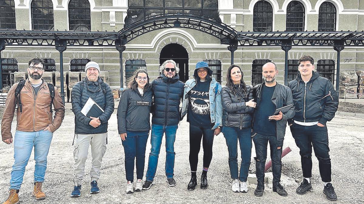 La actriz Berta Vázquez (en el centro con sombrero), este fin de semana en la estación de Canfranc.