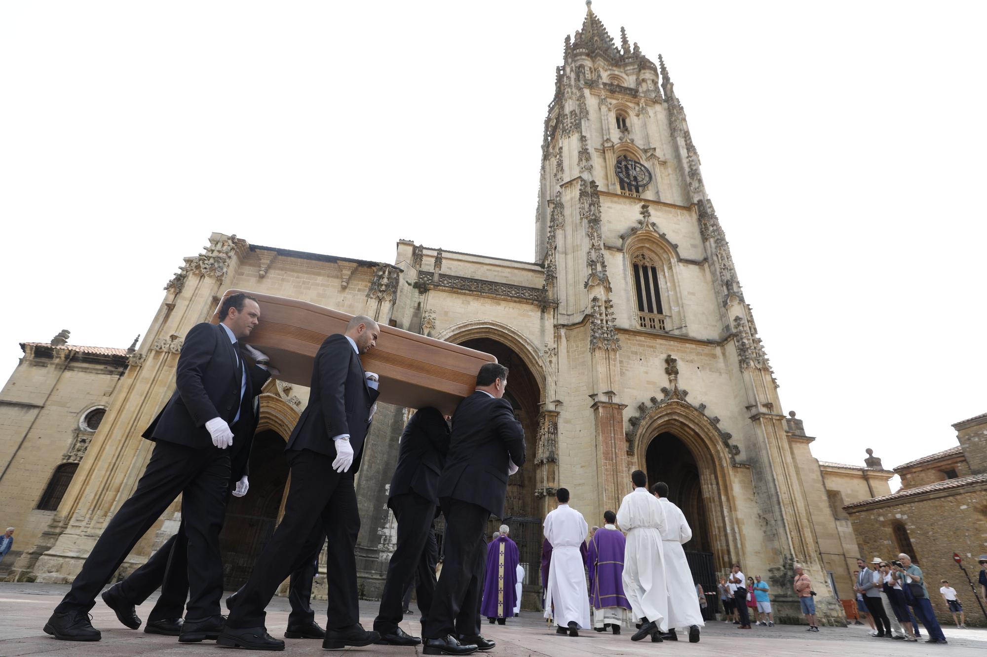 EN IMÁGENES: Asturias despide a Gabino Díaz Merchán en un multitudinario funeral en la Catedral de Oviedo