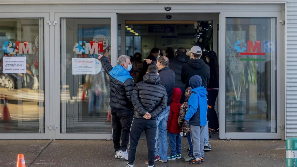 Pacientes a la espera de hacerse un test en un hospital de Madrid.