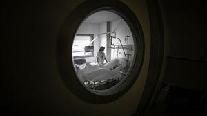 Una enfermera atiende a un paciente en la unidad de cuidados paliativos del Hospital Sant Pau.