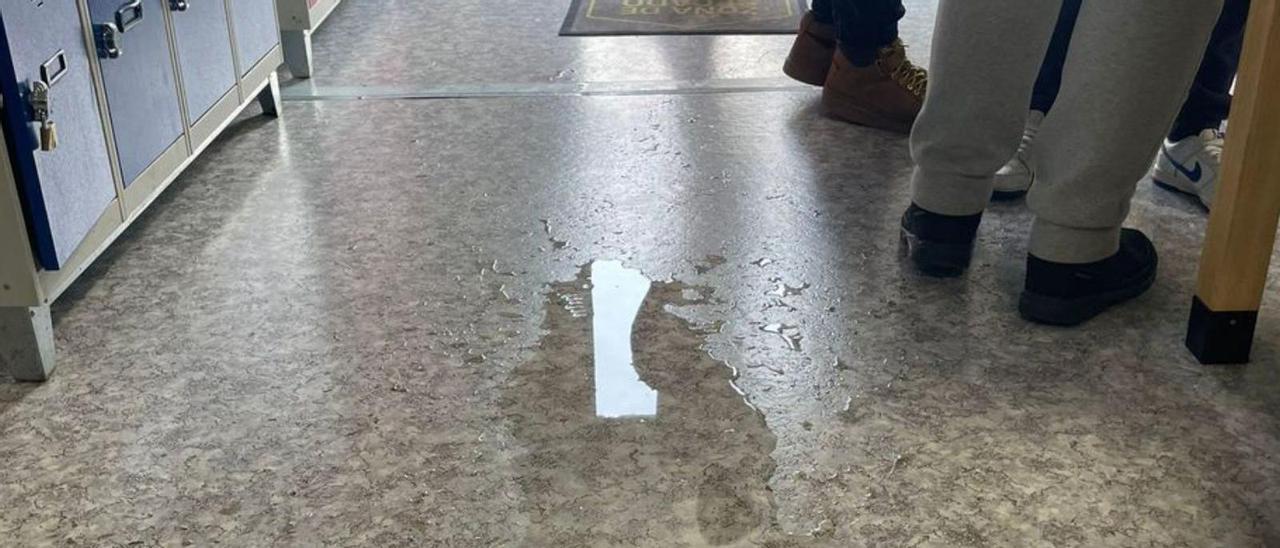 La entrada de agua afecta a buena parte del aula móvil.