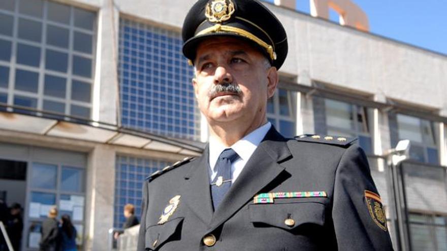 Jesús García Aller, el pasado martes a las puertas de la comisaría de la Policía Nacional en Telde. | juan carlos castro