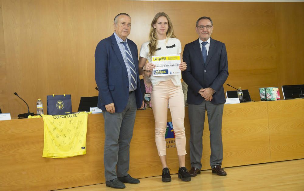 Entrega de las becas Endavant Formació del Villarreal CF