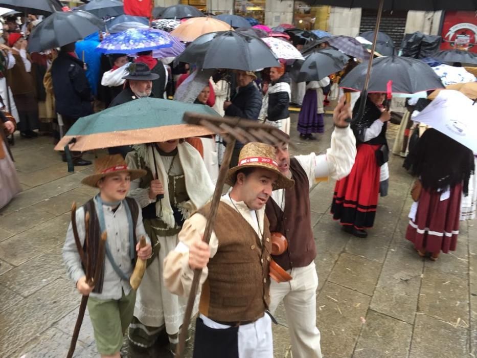 Los actores de la representación de la Reconquista esperan bajo la lluvia.