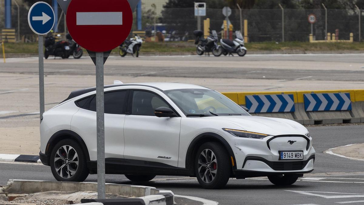 Ford prueba el Mustang electrico en los alrededores de la factoria de Almussafes, en una imagen de archivo.