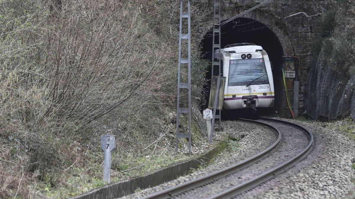 Un tren de cercanías de Asturias, durante un servicio. | EFE