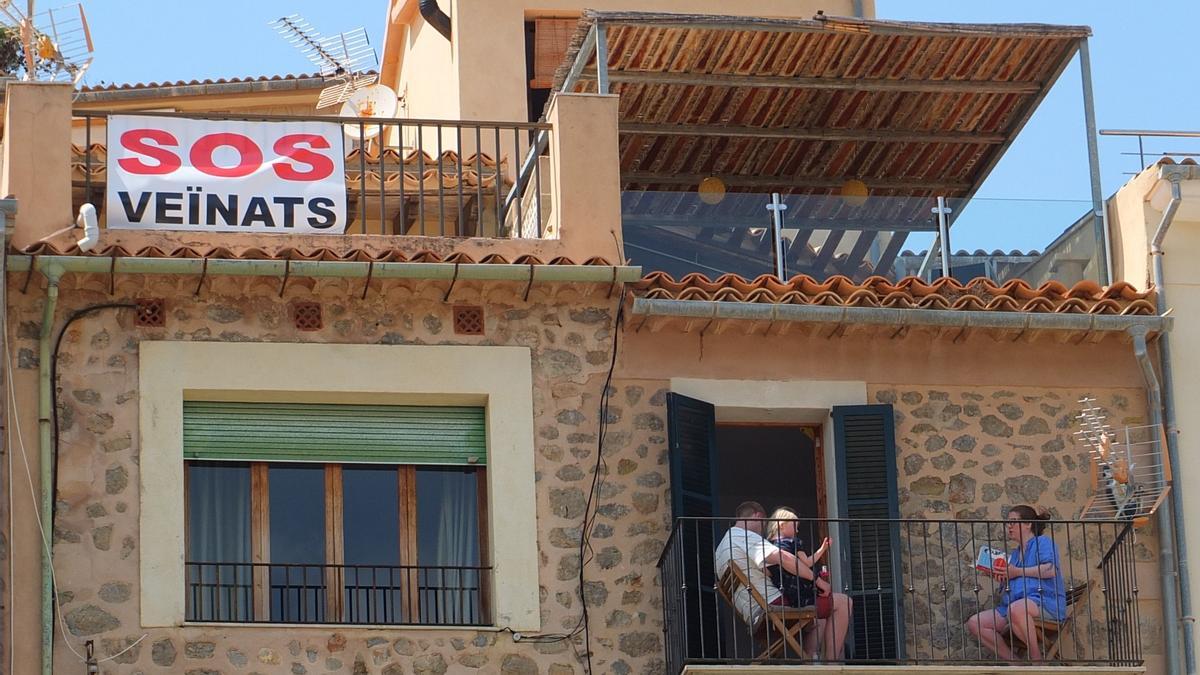 &quot;El turismo mata a Sóller” o “SOS vecinos” son los lemas utilizados por los vecinos