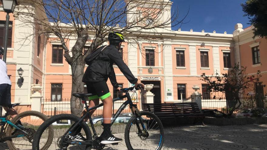 Un joven, sobre su bicicleta, junto al colegio salesiano San Isidro, en La Orotava, en la mañana de ayer.