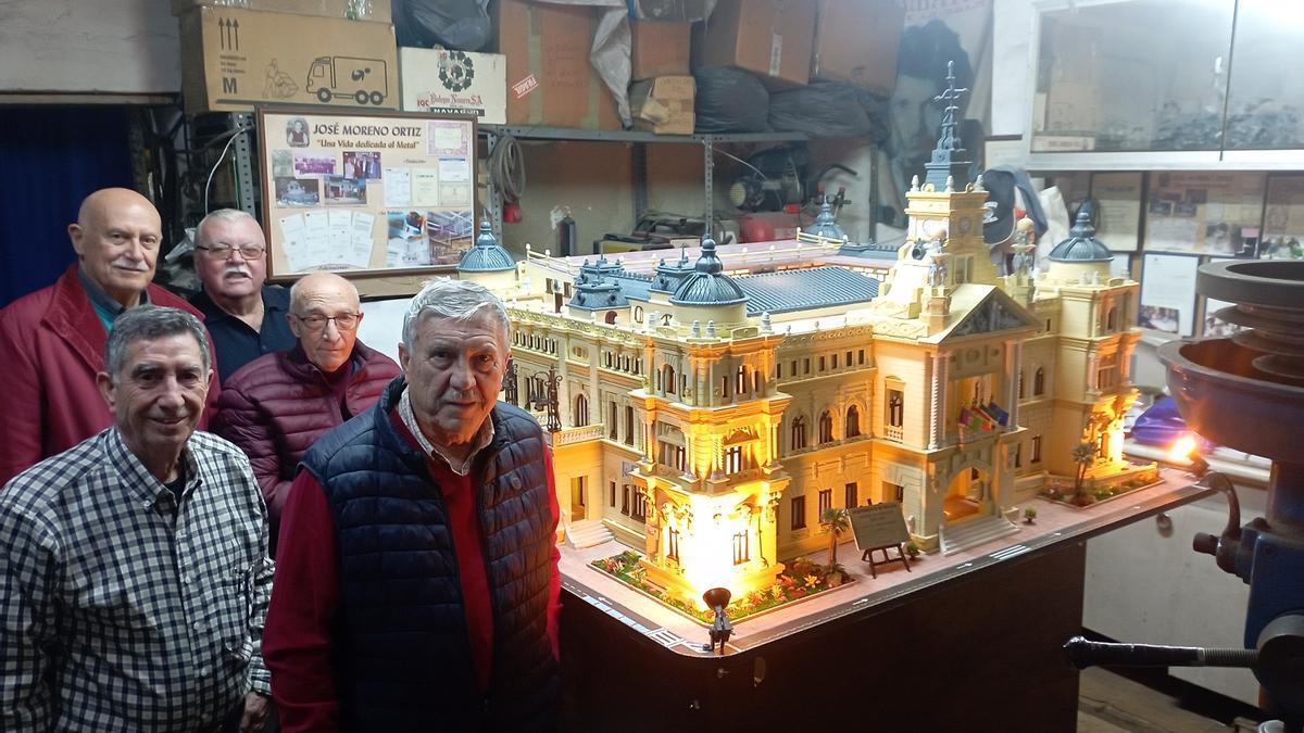 Pepe Moreno Ortiz, en primer plano, con la maqueta del Ayuntamiento, junto a antiguos compañeros de la Escuela Franco, la semana pasada.
