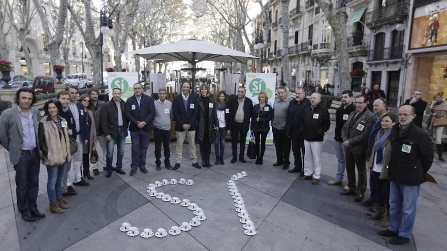 Patronales de la restauración y del comercio apoyan el &quot;sí&quot; para la consulta. Ayer lo representaron con tazas de café sobre el paseo.