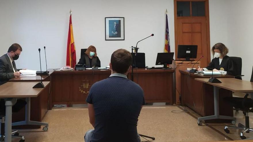 El acusado, ayer durante el juicio celebrado en un juzgado de lo penal de Palma.