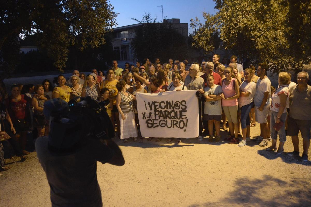 Los vecinos del parque del Tamarguillo se concentraron para solicitar al Ayuntamiento de Sevilla y al Gobierno central más seguridad. / Manuel Gómez
