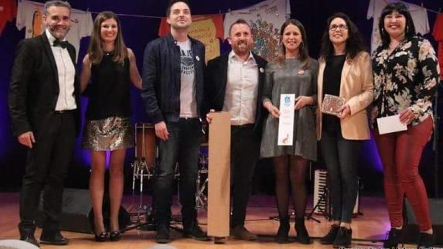 De izquierda a derecha, los representantes de las comisiones de las fallas del Cambro, Vilanova y Barri de Sant Francesc, con los premios conseguidos.