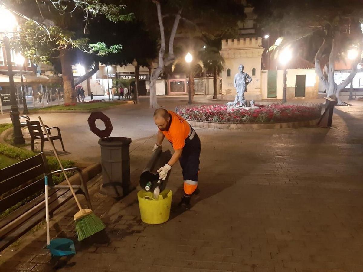 Imagen de uno de los operarios de Servicios Municipales del Ayuntamiento de Las Palmas de Gran Canaria, haciendo labores de limpieza.