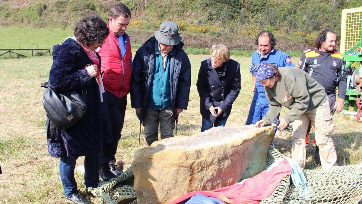 Extraordinario hallazgo en Villaviciosa: recuperan dos bloques de arenisca con surcos de invertebrados jurásicos