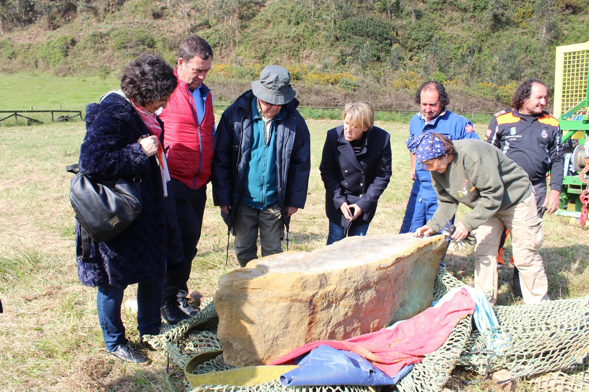 Extraordinario hallazgo en Villaviciosa: recuperan dos bloques con galerías de invertebrados del jurásico