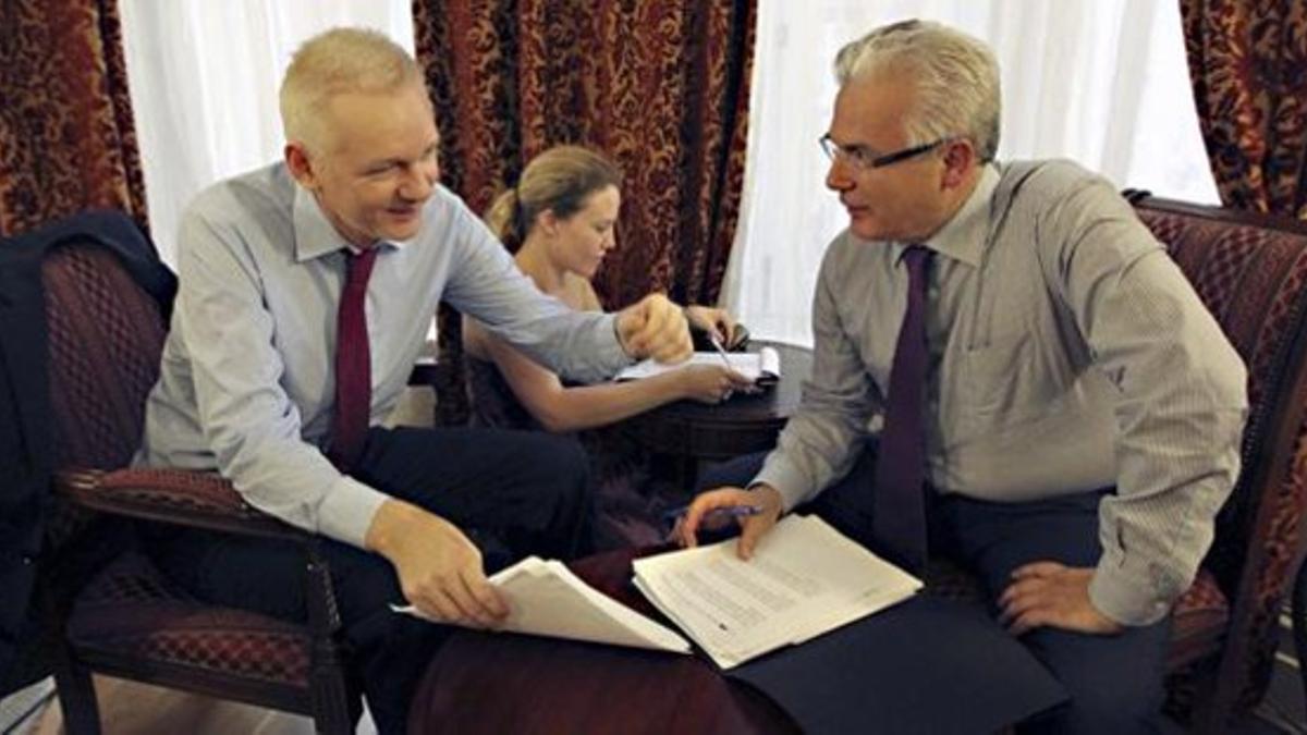 Assange y Garzón, en el interior de la embajada ecuatoriana en Londres, el domingo.