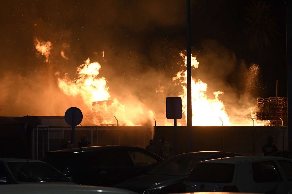 Estas son las imágenes que el aparatoso incendio de Puente Tocinos ha dejado este sábado