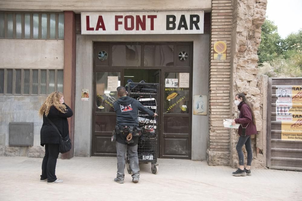 El bar «La Font» es converteix en el centre neuràlgic del rodatge de «Las leyes de la frontera»