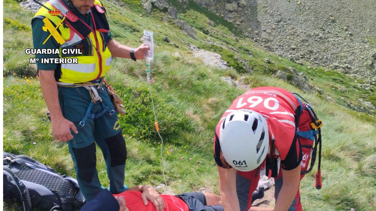 La Guardia Civil atiende al hombre que sufrió un golpe de calor en los ibones de Anayet