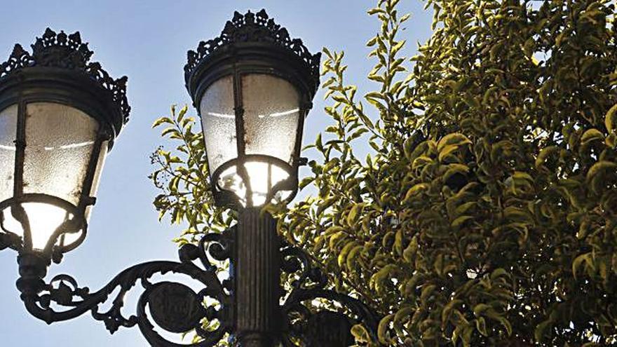 Renovación de toda la iluminación en las calles H El Concello pondrá en marcha un plan de eficiencia energética que contempla el cambio de toda la iluminación en las calles de la ciudad a través de la instalación de luces LED de bajo consumo e intensificando la luminosidad. La entidad local dedicará un total de 2.551.000 euros.
