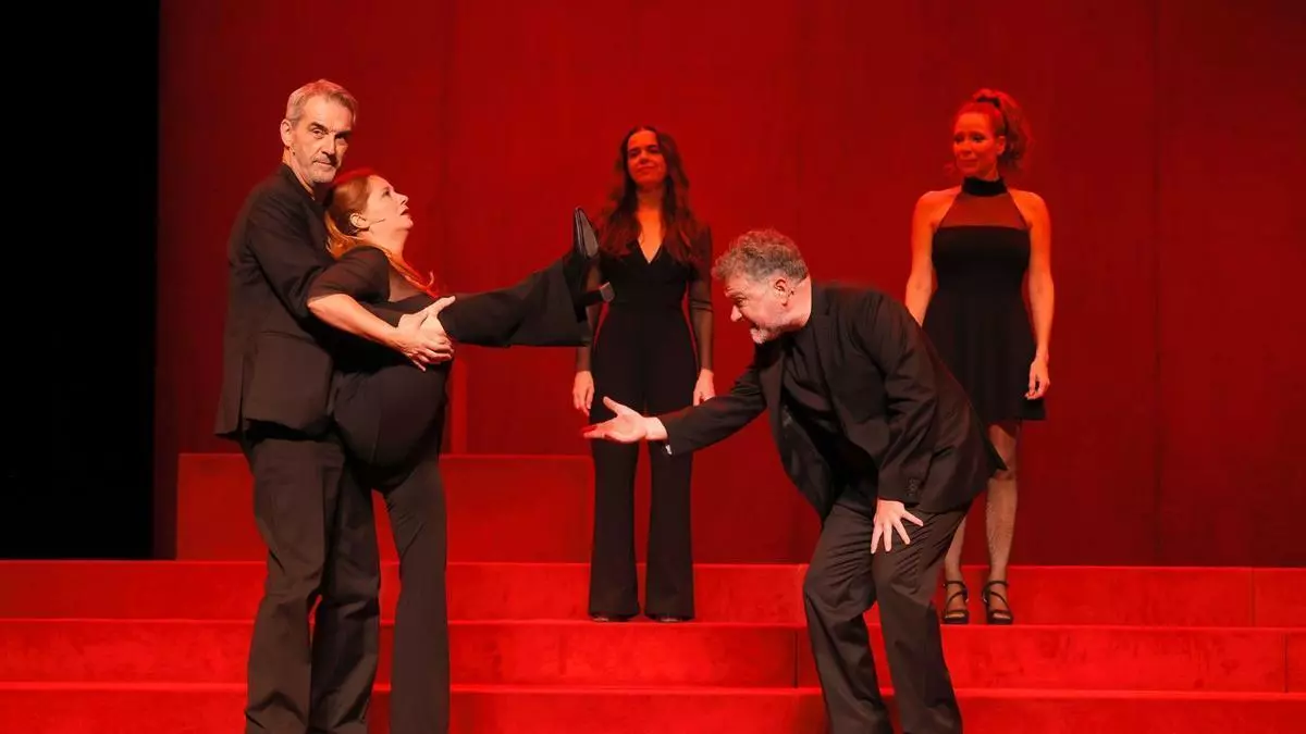 Los 'Besos' más queridos del teatro valenciano se vuelven a subir a las tablas