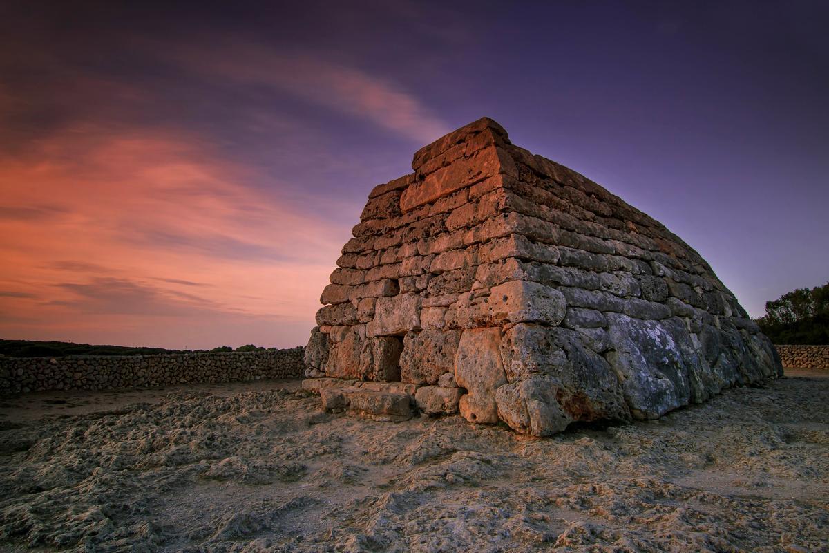 Esta isla es conocida por tener los famosos talayots, declarados Patrimonio de la Humanidad.