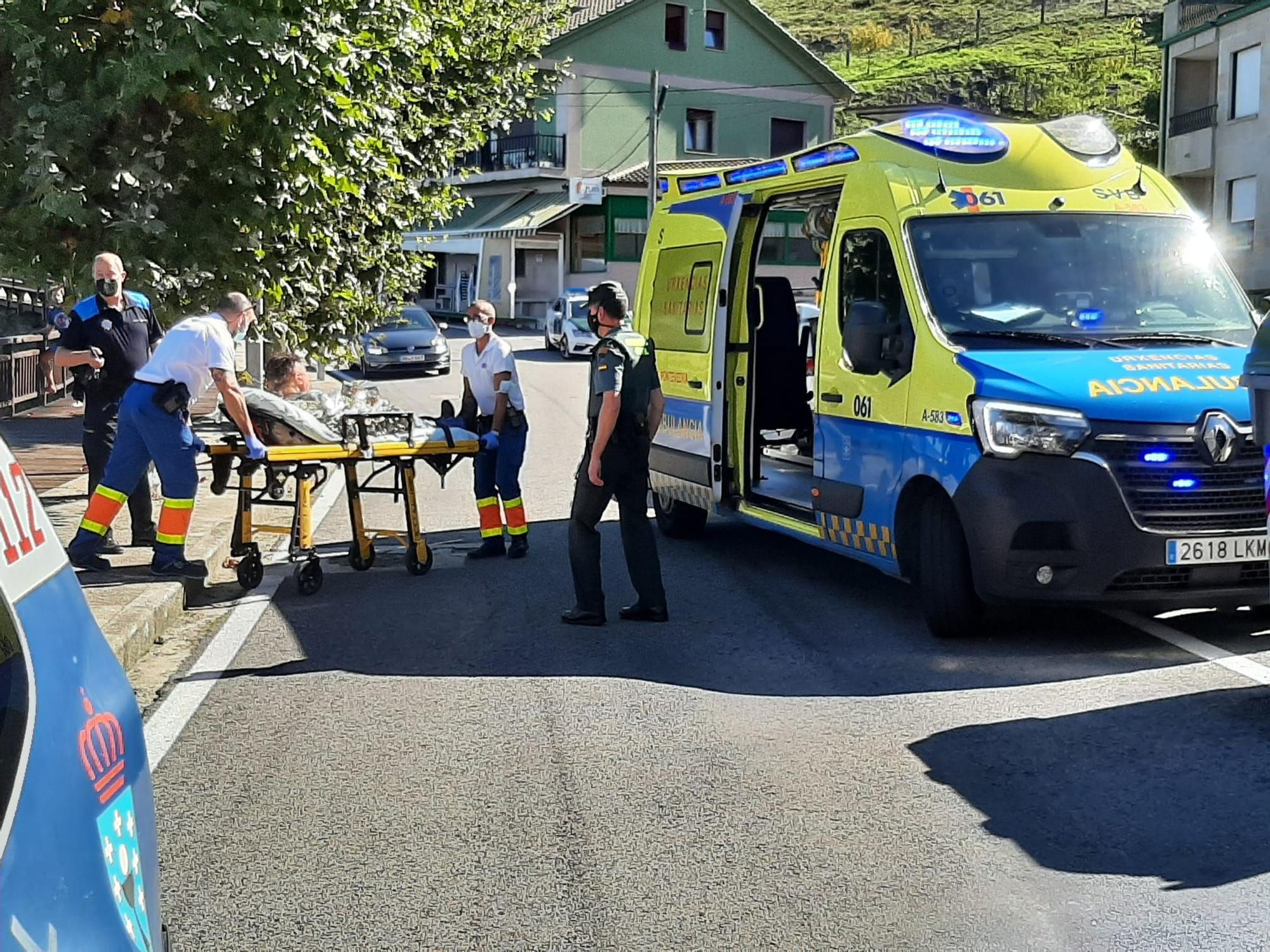 Herido tras caer con su coche al agua en Bueu