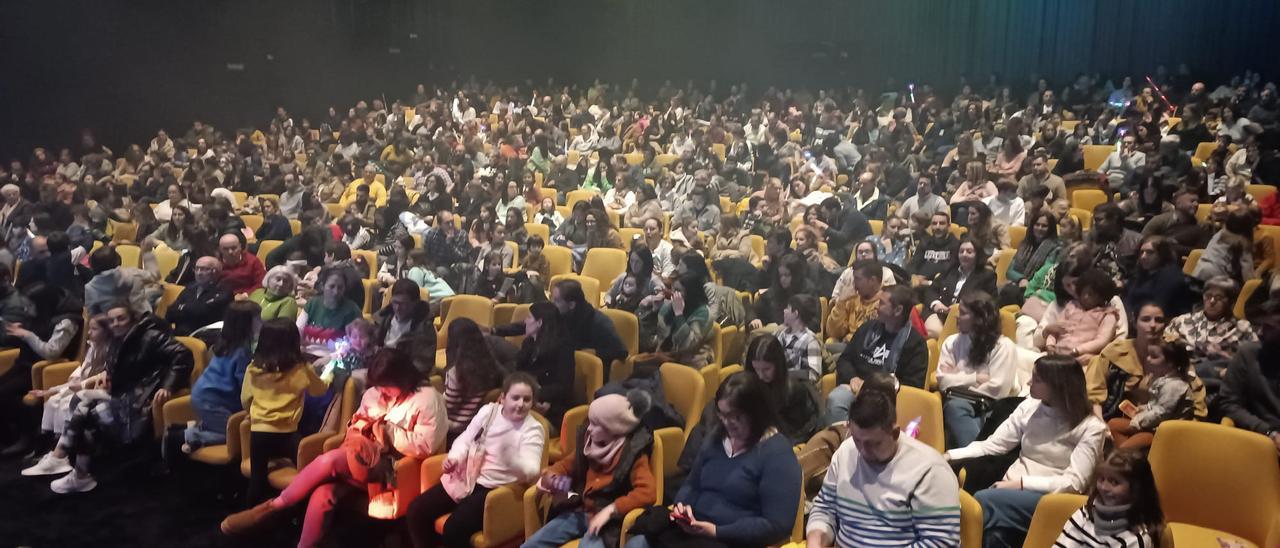 Aspecto que presentaba el salón de actos del Auditorio Municipal de O Grove el domingo, durante la representación de Coco.